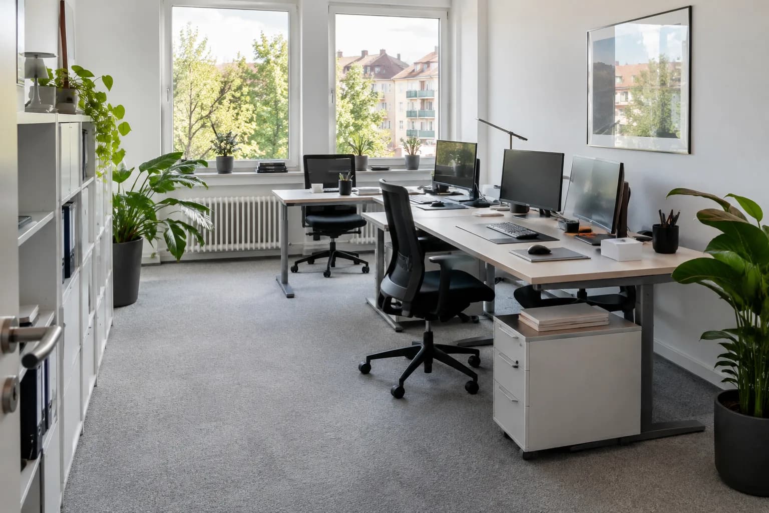 Frisch gereinigtes Büro mit Blick ins Grüne