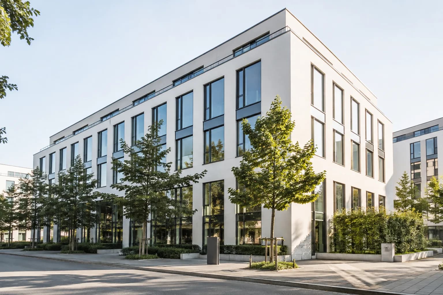 Frisch gereinigte helle Bürofassade in München